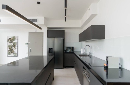 Kerem HaTeimanim Apartment | Luxury 3BR at Geula Beach by HolyGuest