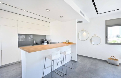Tel Aviv City Center Apartment | Luxury 3BR Beachfront Penthouse by HolyGuest