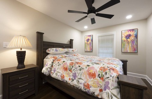 Greensboro House | Luxury 3BR house in Greensboro with Game room and outdoor living