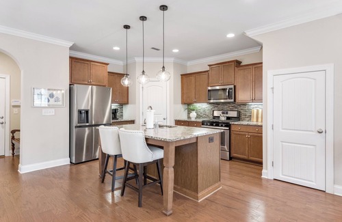 Hendersonville House | Luxury 3BR Retreat w/Full Kitchen, Laundry, WIFI, TV, Parking nr Hendersonville