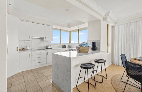 Main Beach Apartment | Luxury 3BR with Ocean and Trackside GC 500 Views