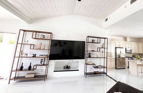 Tarzana Apartment | Luxury 4 BD w/Pool, Jacuzzi, W/D