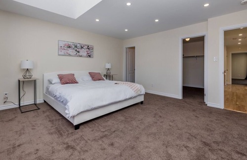 Innisfil House | *Luxury* 4 Bdrm Home w/5 Bath & Fast Internet