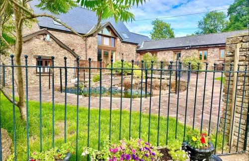 Usk House | Luxury 4 bed former hay loft SLEEPS 6