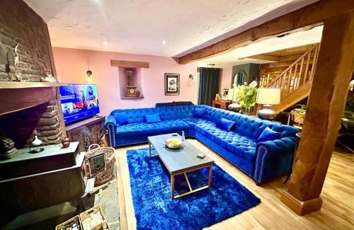 Usk House | Luxury 4 bed former hay loft SLEEPS 6