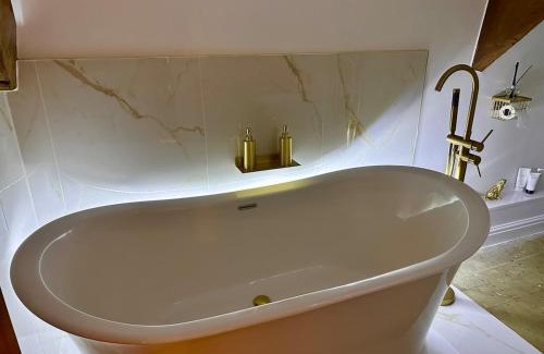 Usk House | Luxury 4 bed former hay loft SLEEPS 6