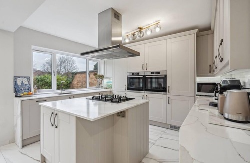 Slough House | Luxury 4 bed home with large garden near Windsor