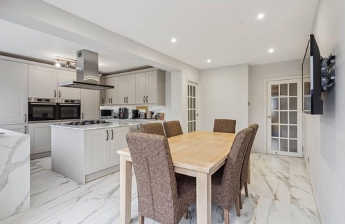 Slough House | Luxury 4 bed home with large garden near Windsor