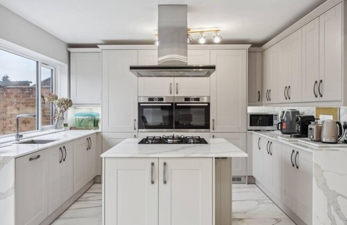 Slough House | Luxury 4 bed home with large garden near Windsor