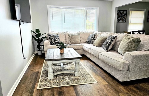 Kansas City House | Luxury 4 Bed Room Near Stadium