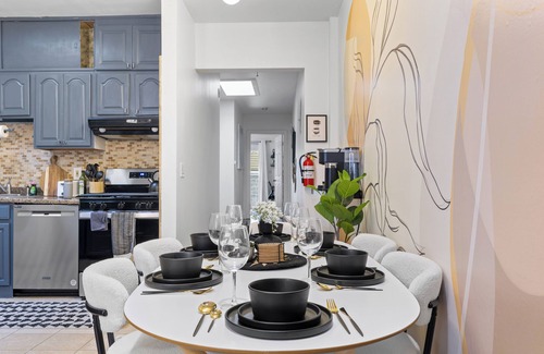 The Heights House | Luxury 4 bedroom apt Game room free wifi Backyard close to NYC