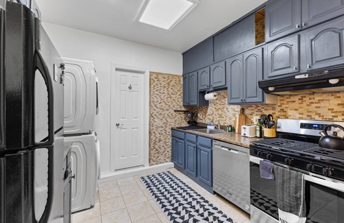 The Heights House | Luxury 4 bedroom apt Game room free wifi Backyard close to NYC
