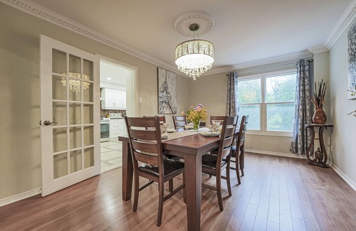 Richmond Hill Villa | Luxury 4 Bedroom/5 Bathroom Huge Ravine Backyard
