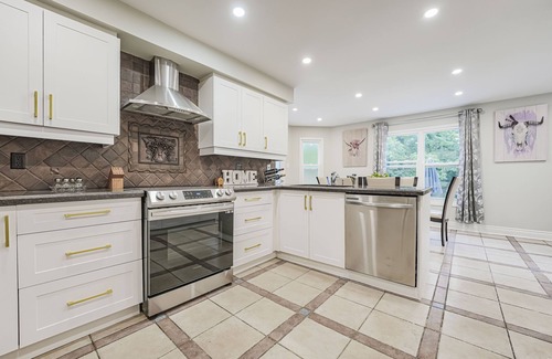 Richmond Hill Villa | Luxury 4 Bedroom/5 Bathroom Huge Ravine Backyard