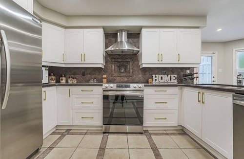 Richmond Hill Villa | Luxury 4 Bedroom/5 Bathroom Huge Ravine Backyard