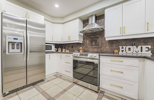Richmond Hill Villa | Luxury 4 Bedroom/5 Bathroom Huge Ravine Backyard