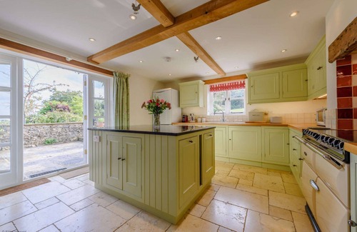 Witney Cottage | Luxury 4 bedroom Cotswold holiday cottage sleeping 8 guests near Burford - Rose Tree Cottage