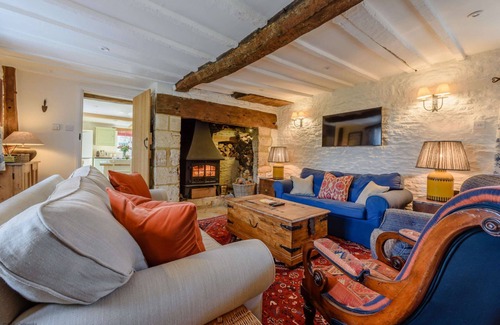 Witney Cottage | Luxury 4 bedroom Cotswold holiday cottage sleeping 8 guests near Burford - Rose Tree Cottage