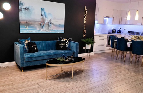 Borehamwood Apartment | Luxury, 4 Bedroom House, FREE Parking, Borehamwood