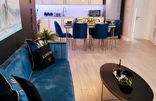 Borehamwood Apartment | Luxury, 4 Bedroom House, FREE Parking, Borehamwood