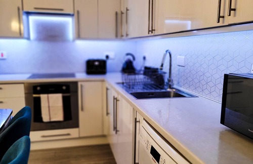 Borehamwood Apartment | Luxury, 4 Bedroom House, FREE Parking, Borehamwood