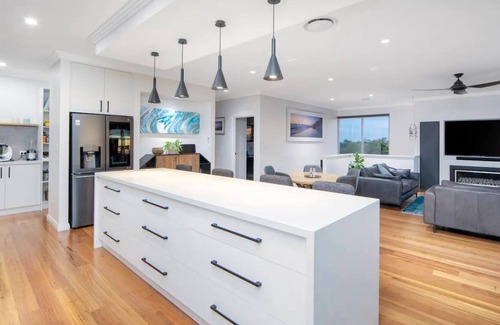 Karrinyup House | Luxury 4 bedroom home with pool and huge balcony