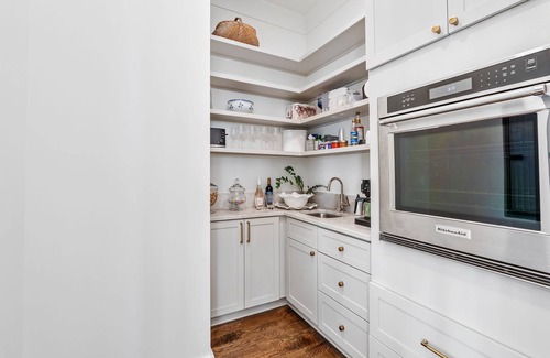 Sylvan Park House | Luxury 4-bedroom house near the Sylvan Park Roundabout - perfect location
