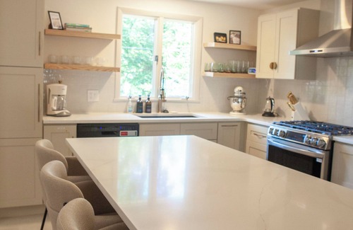 Williamsville House | Luxury 4-bedroom house with AC/Heat in Buffalo