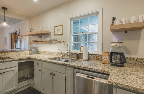 Ellendale House | Luxury 4 bedroom KING ABODE centrally located & FREE parkingn