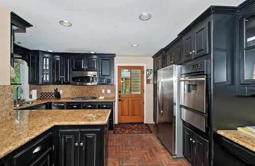 Fox Farm Cabin | Luxury 4 Bedroom Cabin! Peaceful & Private Setting! Arcade Games! Gazebo w/Outdoor Dining! Short Drive to Mountain Resorts, Lake Access & Big Bear Village!