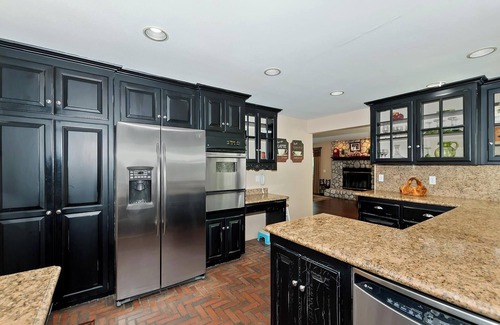 Fox Farm Cabin | Luxury 4 Bedroom Cabin! Peaceful & Private Setting! Arcade Games! Gazebo w/Outdoor Dining! Short Drive to Mountain Resorts, Lake Access & Big Bear Village!