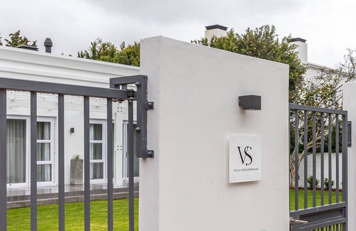Stellenbosch Villa | Luxury 4 bedroom self catering Villa in central Stellenbosch with pool.