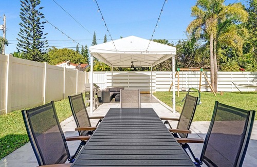 South Lake House | Luxury 4 BR Villa ,HEATED POOL, Garden, Mins to Beach