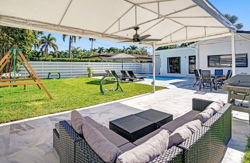 South Lake House | Luxury 4 BR Villa ,HEATED POOL, Garden, Mins to Beach