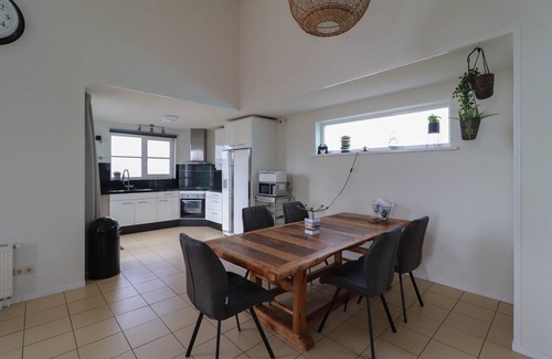 Makkum Cabin | Luxury 4-person beach villa with hot tub, whirlpool, and cozy fireplace at Beach Resort Makkum, right on the beach of the IJsselmeer.