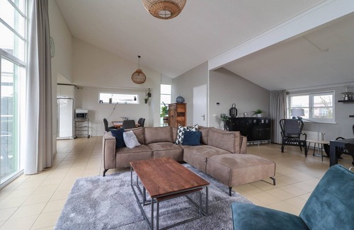 Makkum Cabin | Luxury 4-person beach villa with hot tub, whirlpool, and cozy fireplace at Beach Resort Makkum, right on the beach of the IJsselmeer.