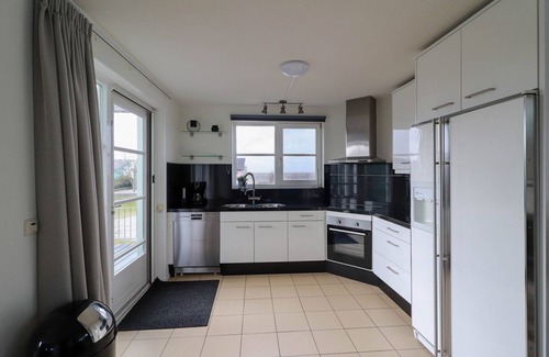 Makkum Cabin | Luxury 4-person beach villa with hot tub, whirlpool, and cozy fireplace at Beach Resort Makkum, right on the beach of the IJsselmeer.