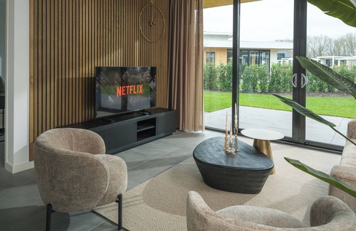 Zeewolde House | Luxury 4-person villa on the water with modern kitchen, private jetty and a spacious terrace with barbecue and lounge set. Perfect for rest and relaxation!