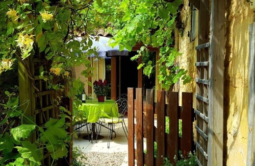 Les Eyzies Cottage | Luxury 4 star riverside gite set in stunning 4 acre gardens, pool, games room