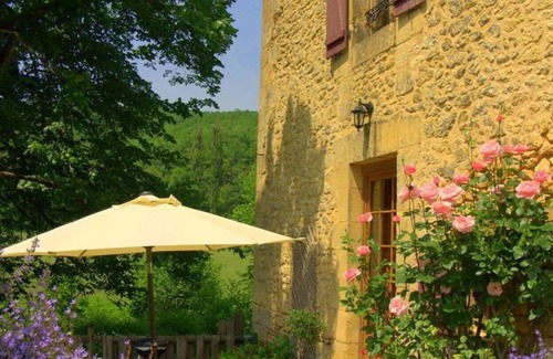 Les Eyzies Cottage | Luxury 4 star riverside stone cottage, stunning 4 acre gardens, pool, games room