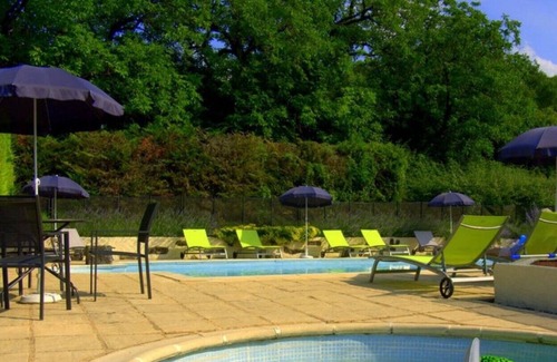 Les Eyzies Cottage | Luxury 4 star riverside stone cottage, stunning 4 acre gardens, pool, games room