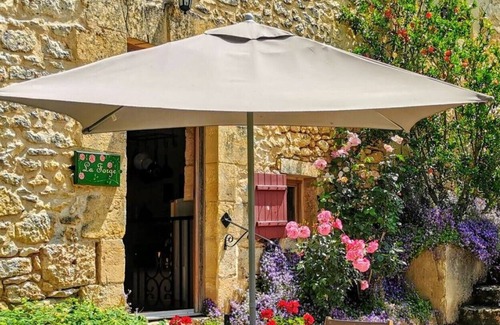 Les Eyzies Cottage | Luxury 4 star riverside stone cottage, stunning 4 acre gardens, pool, games room