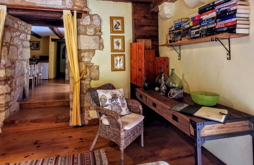 Les Eyzies Cottage | Luxury 4 star riverside stone cottage, stunning 4 acre gardens, pool, games room