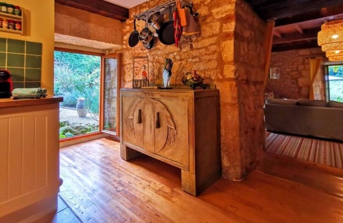 Les Eyzies Cottage | Luxury 4 star riverside stone cottage, stunning 4 acre gardens, pool, games room