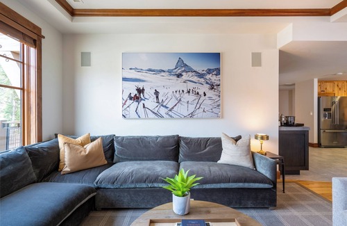 Truckee Condo | Luxury 4BD Village at Northstar Residence - Iron Horse South 412