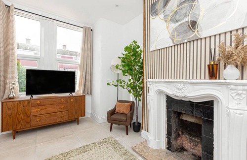Southfields House | Luxury 4BR 3-Storey Terraced House in Wadsworth