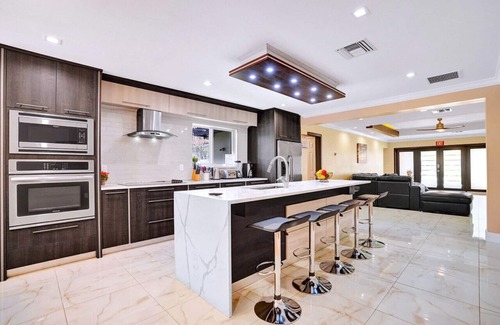 South Lake Villa | Luxury 4BR/4BA Villa Heated Pool Minutes To Beach