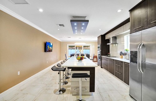 South Lake Villa | Luxury 4BR/4BA Villa Heated Pool Minutes To Beach