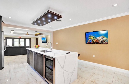 South Lake Villa | Luxury 4BR/4BA Villa Heated Pool Minutes To Beach