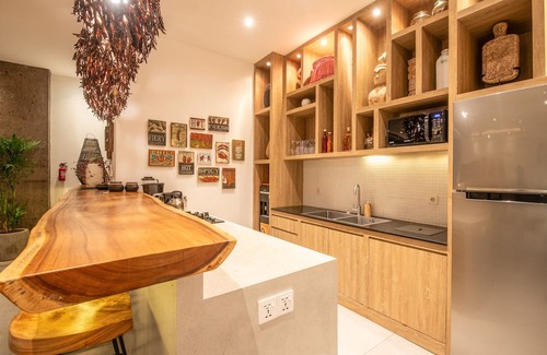 Berawa Cottage | Luxury 4BR Haven, Steps to Canggu's Beach Elegance